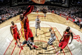 开云APP-布伦森关键战不手软！尼克斯险胜掘金，书写草根英雄的逆袭传奇