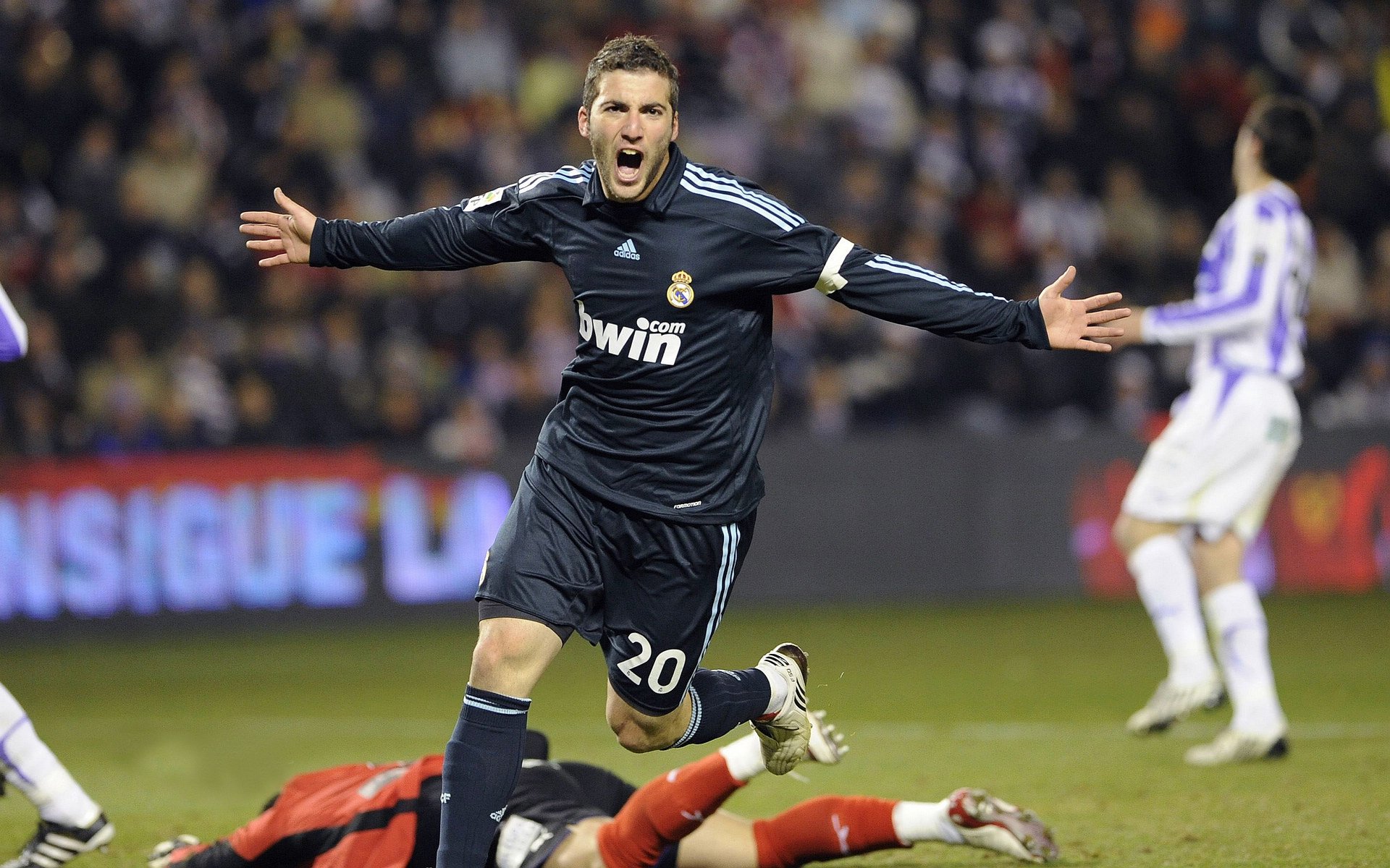 哥伦比亚对阵加拿大，拉亚持续制造杀伤，南美足球的暴力美学